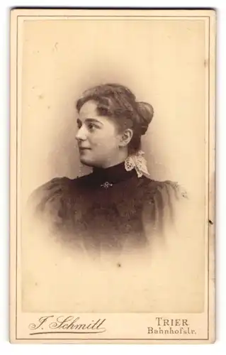 Fotografie J. Schmitt, Trier, Portrait junge Dame im eleganten Kleid mit Puffärmeln