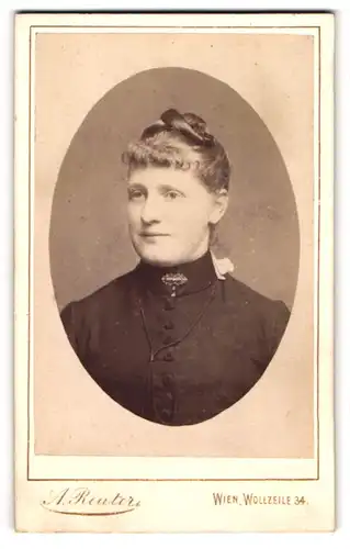 Fotografie A. Reuter, Wien, Brustportrait junge Dame mit Hochsteckfrisur und Kragenbrosche