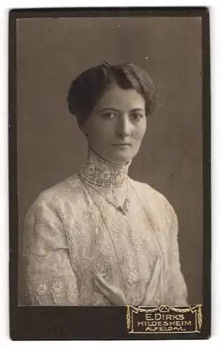 Fotografie E. Dierks, Hildesheim, Portrait elegant frisierte Frau in schöner Spitzenbluse