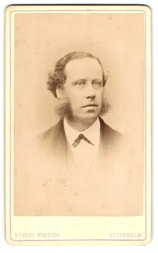 Fotografie Robert Roesler, Stockholm, Portrait Herr mit Backenbart