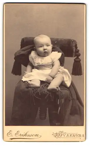 Fotografie E. Eriksson, Ofvanmyra, Portrait Säugling auf Sitzmöbel
