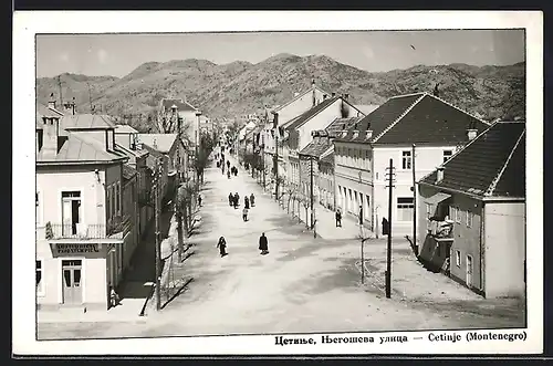 AK Cetinje / Cettigne, Strassenansicht mit Passanten