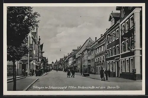 AK Villingen im Schwarzwald, Niederestrasse mit Apotheke und dem Oberen Tor