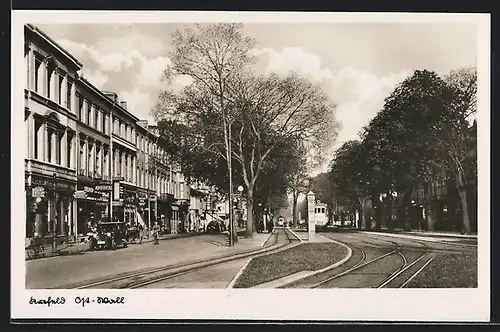 AK Krefeld, Strasse am Ost-Wall mit Geschäften und Apotheke, Strassenbahn