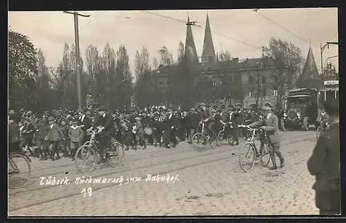 AK Lübeck, Rückmarsch zum Bahnhof mit Strassenbahn