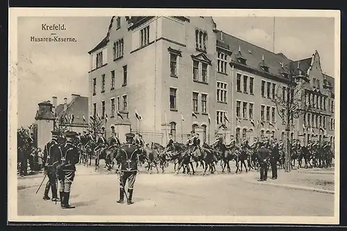 AK Krefeld, berittene Soldaten betreten die Husaren-Kaserne