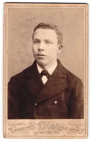 Fotografie C. Kesselhuth, Hildesheim, Portrait halbwüchsiger Knabe in Mantel