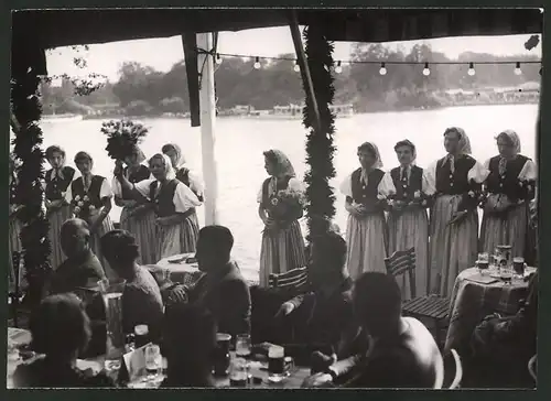 Fotografie Ansicht Berlin-Treptow, Stralauer Fischzug, Fischermädchen in Tracht