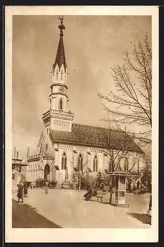 AK Lucenec, Kirche mit Passanten