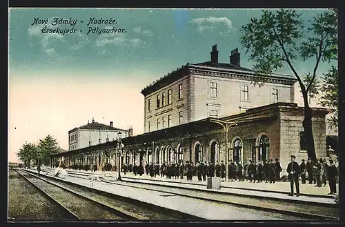 AK Érsekujvár / Nové Zámky, Pályaudvar / Nadraze, Bahnhof mit Bahnsteig