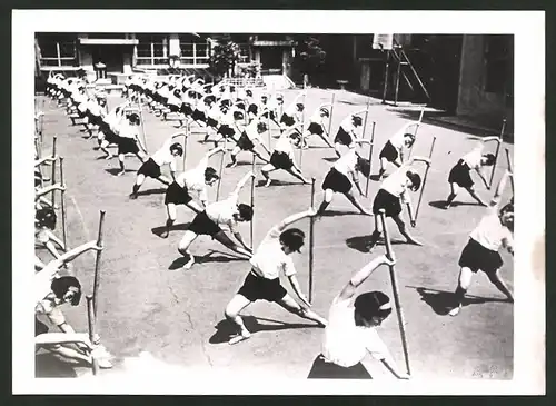 Fotografie asiatische Mädchen bei einer gemeintschaftlichen Sport-Übung