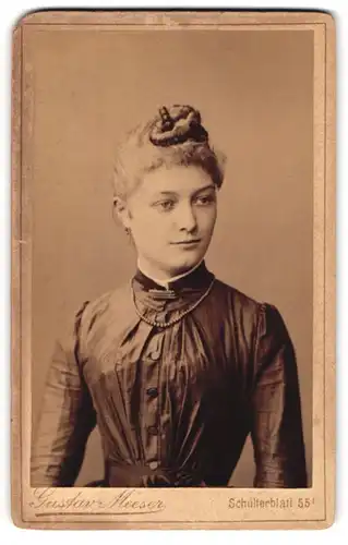 Fotografie Gustav Meeser, Altona, Portrait junge Dame mit Kragenbrosche und Halskette