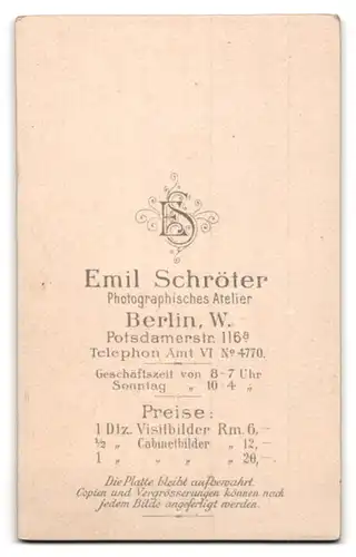 Fotografie Emil Schröter, Berlin-W, Portrait junger Herr in Anzug mit Fliege