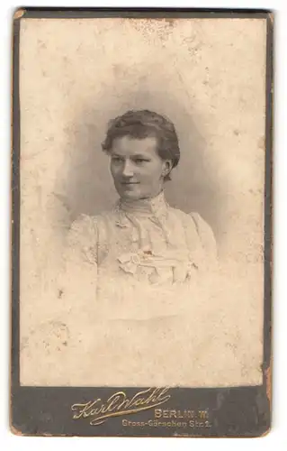 Fotografie Karl Wahl, Berlin, Portrait charmant lächelndes Fräulein in weisser Bluse