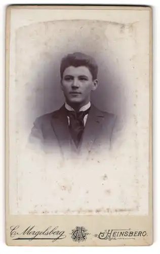 Fotografie C. Mergelsberg, Heinsberg, Portrait charmanter junger Mann in Krawatte und Jackett