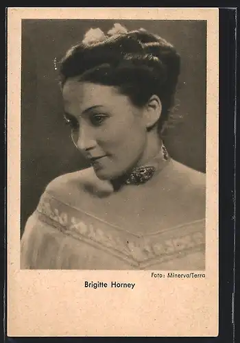 AK Schauspielerin Brigitte Horney mit Steckfrisur und Halsband