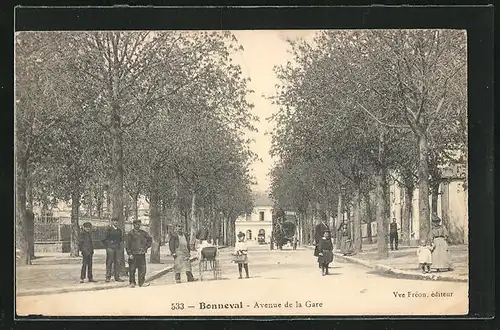 AK Bonneval, Vue en Avenue de la Gare, Personnes et Entraineur