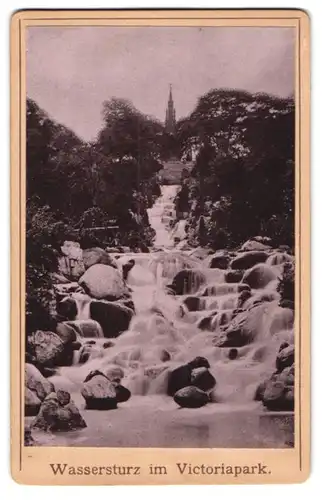 Fotografie unbekannter Fotograf, Ansicht Berlin-Kreuzberg, Wassersturz im Victoriapark