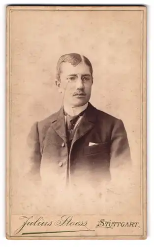 Fotografie Julius Stoess, Stuttgart, Portrait junger Herr mit Zwicker