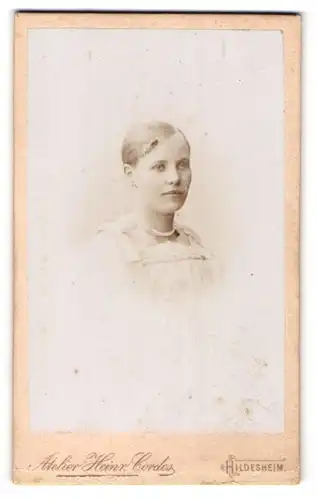 Fotografie Heinr. Cordes, Hildesheim, Portrait junge Dame mit zurückgebundenem Haar