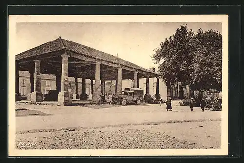 AK Villefranche-du-Périgord, La Halle et la Place du Marche