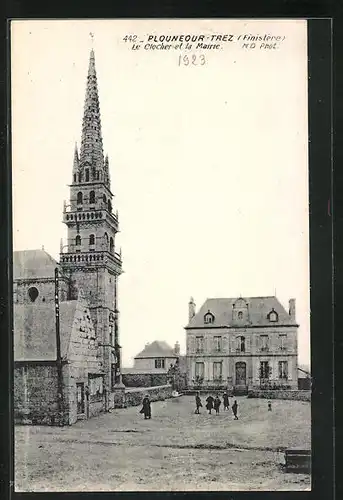 AK Plouneour-Trez, Le Clocher et la Mairie