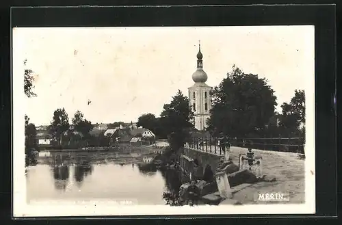 Foto-AK Merín, Ortspartie mit Kirche