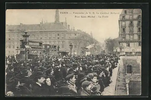 AK Paris, Funerailles de S.E. Le Cardinal Richard, Pont Saint-Michel - La Foule