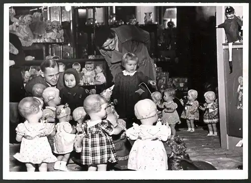 Fotografie Kinder in Spielzeuggeschäft mit Puppen