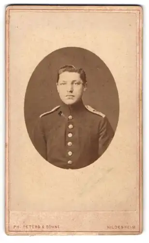 Fotografie Ph. Peters & Söhne, Hildesheim, Portrait Soldat in Uniform