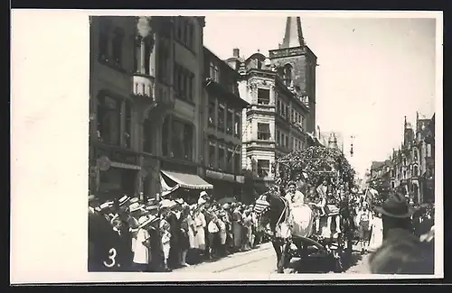 Foto-AK Erfurt, Festzug Anger-Strasse, mit Kirchturm