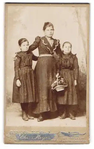 Fotografie Chr. Meyer, St.-Gallen, Portrait bürgerliche Dame und zwei Mädchen mit Blumenkorb