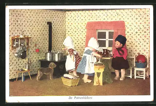AK Käthe Kruse-Puppe, De Pottenkijkers, Puppen mit Hund in der Küche