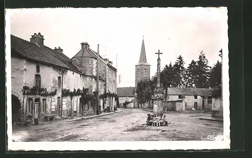 AK Baigneux-les-Juifs, Place de l`Eglise et le Calvaire