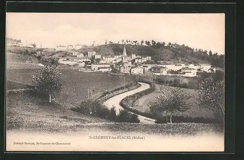 AK St-Clement-les-Places, Auf der Srasse in den Ort, Blick zur Kirche