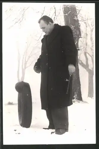 Fotografie Auto-Fahrer mit Reifenschaden im Winter, zwischen Schwerin und Güstrow 1959