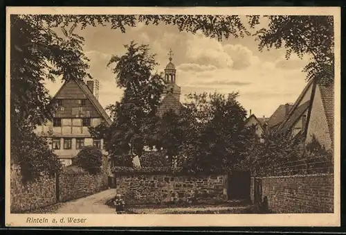 AK Rinteln a. d. Weser, Strassenpartie mit Kirche