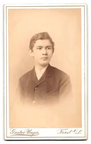 Fotografie Gustav Unger, Forst i. L., Berliner Str. 25, Frau mit Fotografie vor einem Stadtpanorama, Monogramm