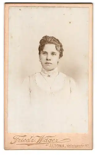 Fotografie Friedr. Wäger, Hamburg-Altona, Holstenstr. 117, Portrait bildschönes Fräulein mit Ohr- und Halsschmuck