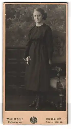 Fotografie Wilh. Redeke, Hildesheim, Kreuzstrasse 22, Portrait junge Dame im schwarzen Kleid mit Buch