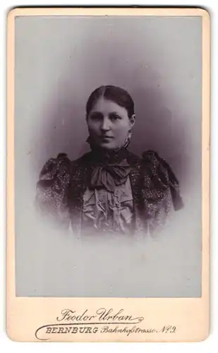 Fotografie Teodor Urban, Bernburg, Bahnhofstr. 9, Junge Dame in festlichem Kleid