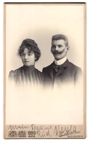 Fotografie L. W. Kurtz, Wiesbaden, Friedrichstrasse 4, Portrait Herr im imposantem Schnauzbart und Gattin