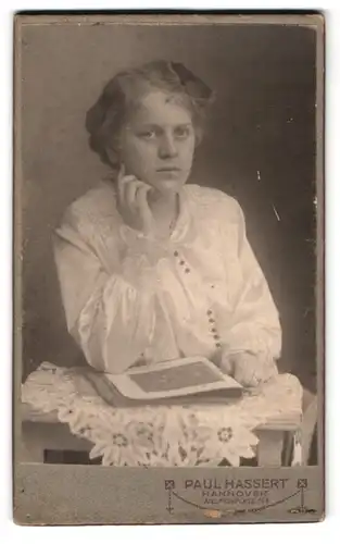 Fotografie Paul Hassert, Hannover, Welfenplatz 16A, Portrait schönes Fräulein mit Zeitschrift am Tisch sitzend