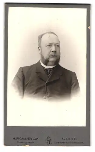 Fotografie H. Pickenpack, Stade, Hökerstrasse, Portrait Herr mit Backenbart