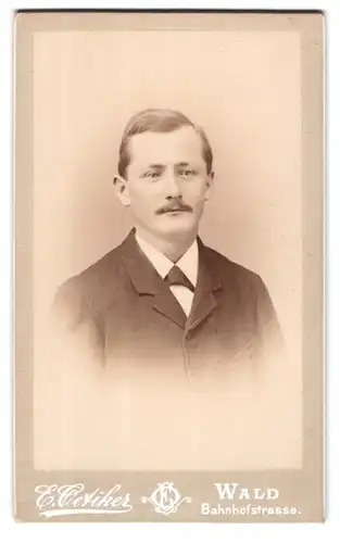 Fotografie E. Oetiker, Wald, Bahnhofstrasse, Portrait eines eleganten Herrn mit Schnauzbart