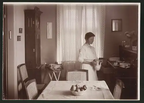 Fotografie Ansicht Güstrow, Wohnstube der Familie Haackert, Standuhr