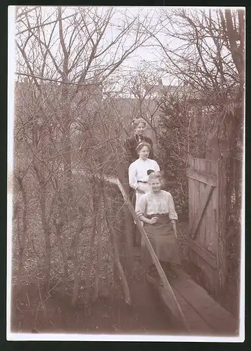 Fotografie Ansicht Güstrow, Eingang im Garten des Hauses von August Haackert