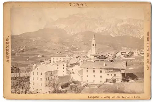 Fotografie Jos. Gugler, Bozen, Ansicht Cortina, Blick in den Ort mit der Kirche und Rathaus