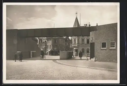 AK Cuxhaven, Deichstrasse mit Fluttor