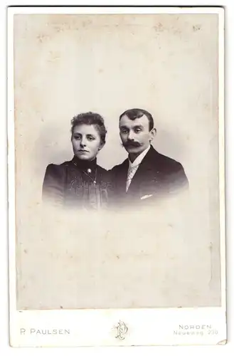 Fotografie P. Paulsen, Norden, Neueweg 230, Mann mit Schnauzbart und Frau mit Trachtenkleid und lockiger Frisur